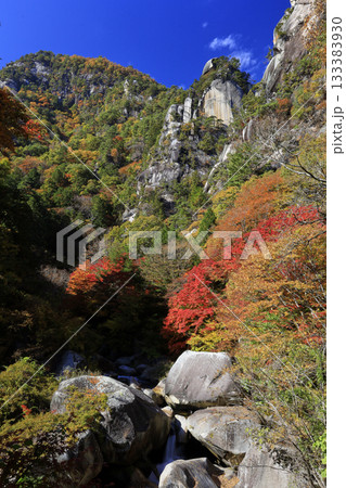 紅葉に染まる昇仙峡 133383930