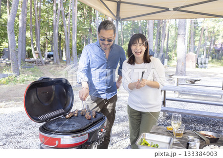 キャンプ場でBBQをする家族 キャンプ場でBBQをする家族 133384003