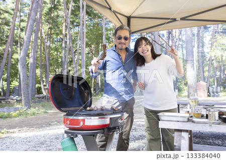 キャンプ場でBBQをする家族 キャンプ場でBBQをする家族 133384040