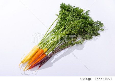 カラフルな葉つきニンジン 133384091