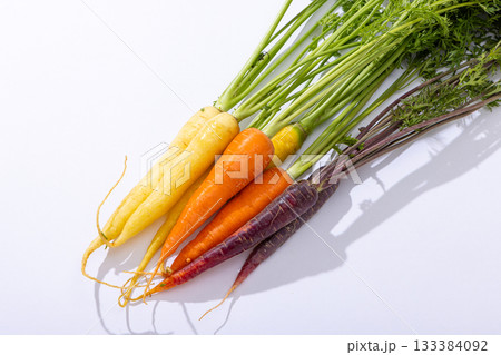 カラフルな葉つきニンジン 133384092