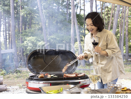 キャンプ場でBBQを楽しむ 133384250