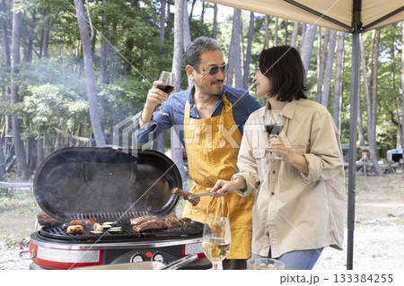 キャンプ場でBBQを楽しむ 133384255