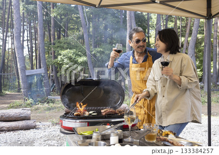 キャンプ場でBBQを楽しむ キャンプ場でBBQを楽しむ 133384257