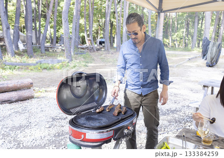 キャンプ場でBBQを楽しむ休日 キャンプ場でBBQを楽しむ休日 133384259