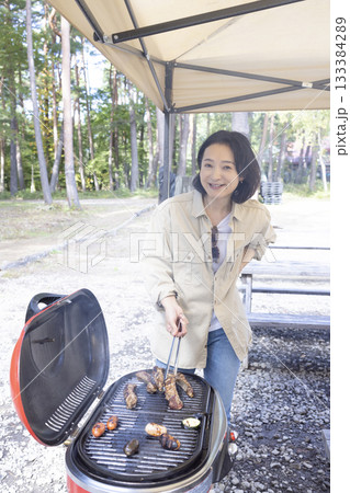 キャンプ場でBBQを楽しむ キャンプ場でBBQを楽しむ 133384289