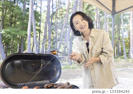 キャンプ場でBBQを楽しむ キャンプ場でBBQを楽しむ 133384293