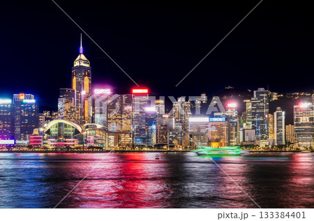 香港　夜のビクトリアハーバー　中環（セントラル）エリア 133384401