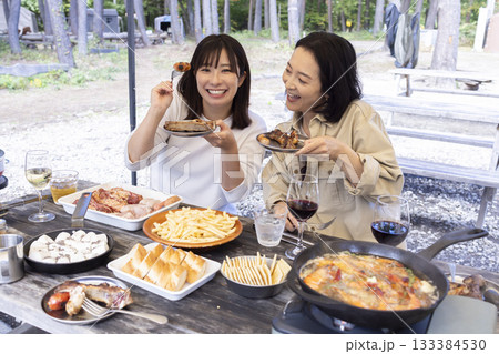 キャンプ場でBBQをする家族 133384530