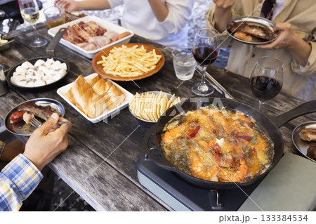 キャンプ場でBBQを楽しむ 133384534