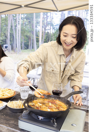 キャンプ場でBBQをする女性 キャンプ場でBBQをする女性 133384591
