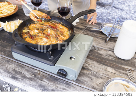 キャンプ場でBBQを楽しむ 133384592