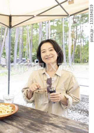 キャンプ場でBBQをする女性 キャンプ場でBBQをする女性 133384819