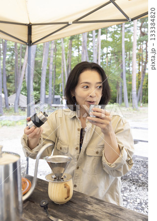 キャンプ場でBBQをする女性 キャンプ場でBBQをする女性 133384820