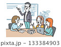 オフィスでミーティングする社員 133384903