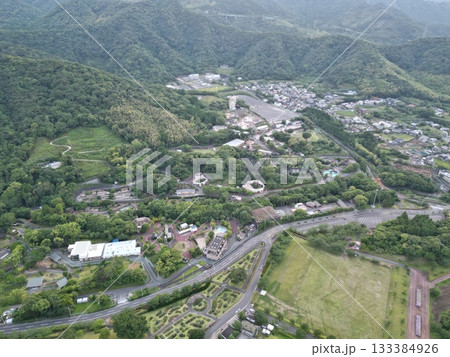 錦江湾公園上空付近から夕暮れの平川町付近の空撮 133384926