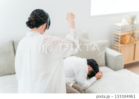 暴力,DVをする妻,女性と逃げる夫,男性(家庭内暴力,恐妻,暴言,暴行,嫉妬) 暴力,DVをする妻,女性と逃げる夫,男性(家庭内暴力,恐妻,暴言,暴行,嫉妬) 133384961