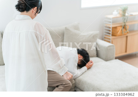 暴力,DVをする妻,女性と逃げる夫,男性（家庭内暴力,恐妻,暴言,暴行,嫉妬） 133384962