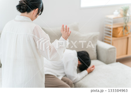 暴力,DVをする妻,女性と逃げる夫,男性(家庭内暴力,恐妻,暴言,暴行,嫉妬) 暴力,DVをする妻,女性と逃げる夫,男性(家庭内暴力,恐妻,暴言,暴行,嫉妬) 133384963