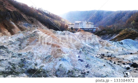 登別温泉の地獄谷 133384972