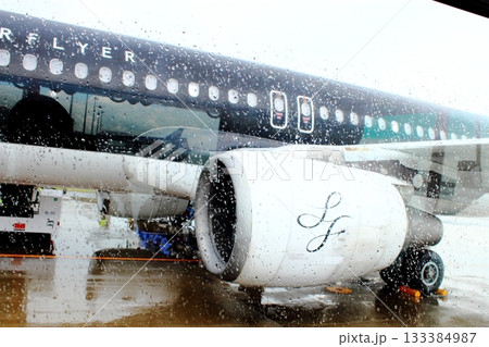 北九州空港のスターフライヤー (雨の当った窓から撮影) 【エンジン部】 北九州空港のスターフライヤー (雨の当った窓から撮影) 【エンジン部】 133384987