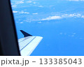飛行機の客室から外を撮影 133385043