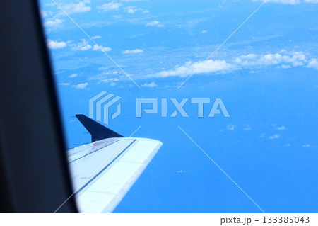 飛行機の客室から外を撮影 飛行機の客室から外を撮影 133385043