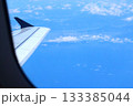 飛行機の客室から外を撮影 133385044