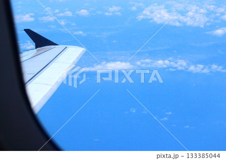 飛行機の客室から外を撮影 133385044