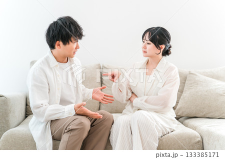 リビングで喧嘩,口論,説教する男女のカップル（夫婦喧嘩） 133385171