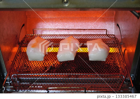 オーブントースター内の餅03 133385467
