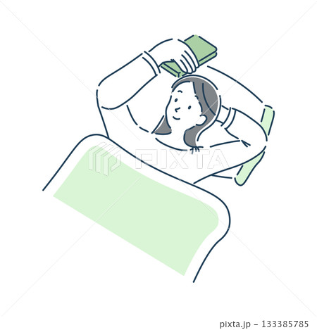 寝る前にスマホを使っている女性のシンプルなイラスト素材 寝る前にスマホを使っている女性のシンプルなイラスト素材 133385785