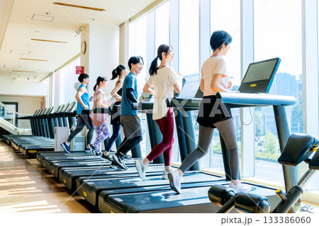スポーツジムでウォーキングする男女 133386060