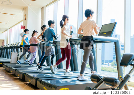 スポーツジムでウォーキングする男女 133386062