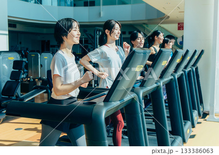 スポーツジムでウォーキングする男女 133386063