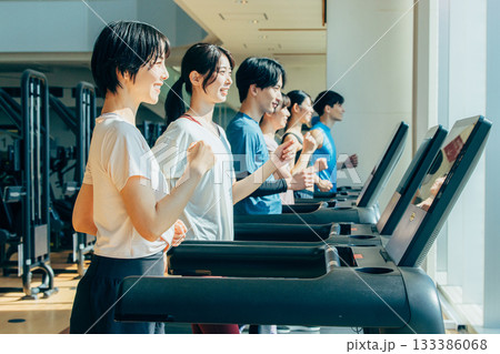 スポーツジムでウォーキングする男女 133386068