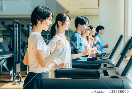 スポーツジムでウォーキングする男女 133386069