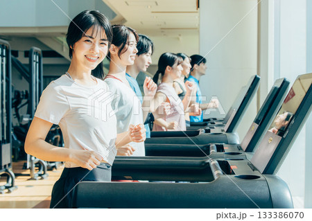 スポーツジムでウォーキングする男女 133386070