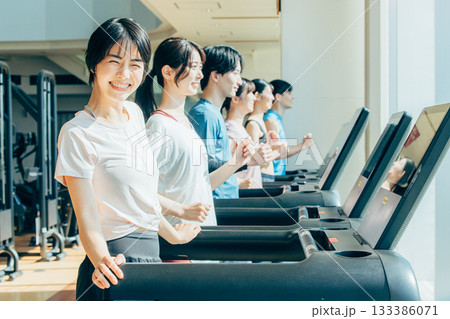 スポーツジムでウォーキングする男女 133386071