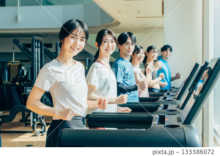 スポーツジムでウォーキングする男女 133386072