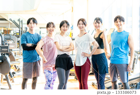 フィットネスジムで運動する男女 133386073