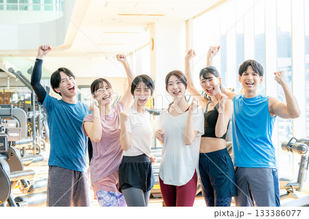 フィットネスジムで運動する男女 133386077