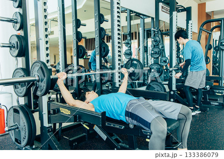 ジムでトレーニングする男性 ジムでトレーニングする男性 133386079