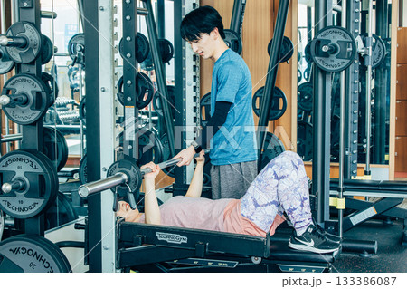 トレーニングジムで腕を鍛える女性 トレーニングジムで腕を鍛える女性 133386087