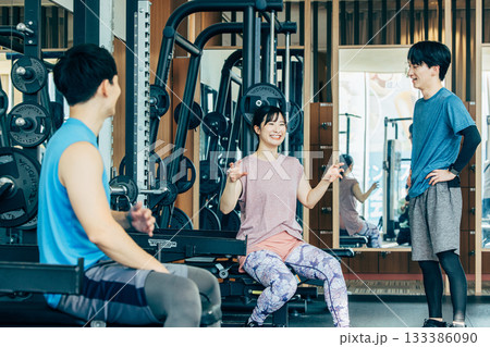 フィットネスジムで運動する男女 フィットネスジムで運動する男女 133386090