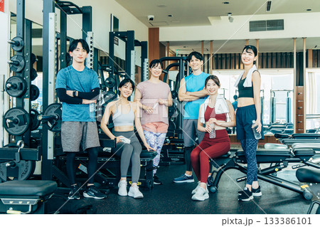 フィットネスジムで運動する男女 フィットネスジムで運動する男女 133386101