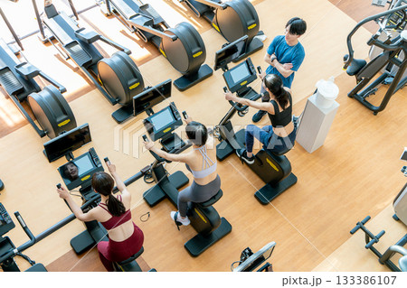 フィットネスジムで運動する男女 俯瞰 フィットネスジムで運動する男女 俯瞰 133386107