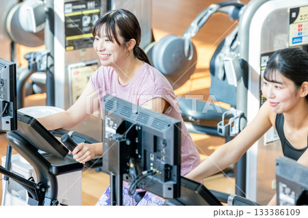 フィットネスジムで運動する男女　俯瞰 133386109