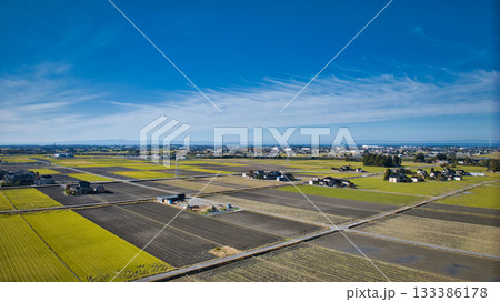 北アルプスを背景にした富山県入善町を走る北陸新幹線の高架橋付近の様子 133386178