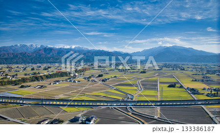 北アルプスを背景にした富山県入善町を走る北陸新幹線の高架橋付近の様子 北アルプスを背景にした富山県入善町を走る北陸新幹線の高架橋付近の様子 133386187
